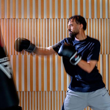 Hyatt Regency Riyadh Olaya Екстериор снимка A boxer training with a heavy bag