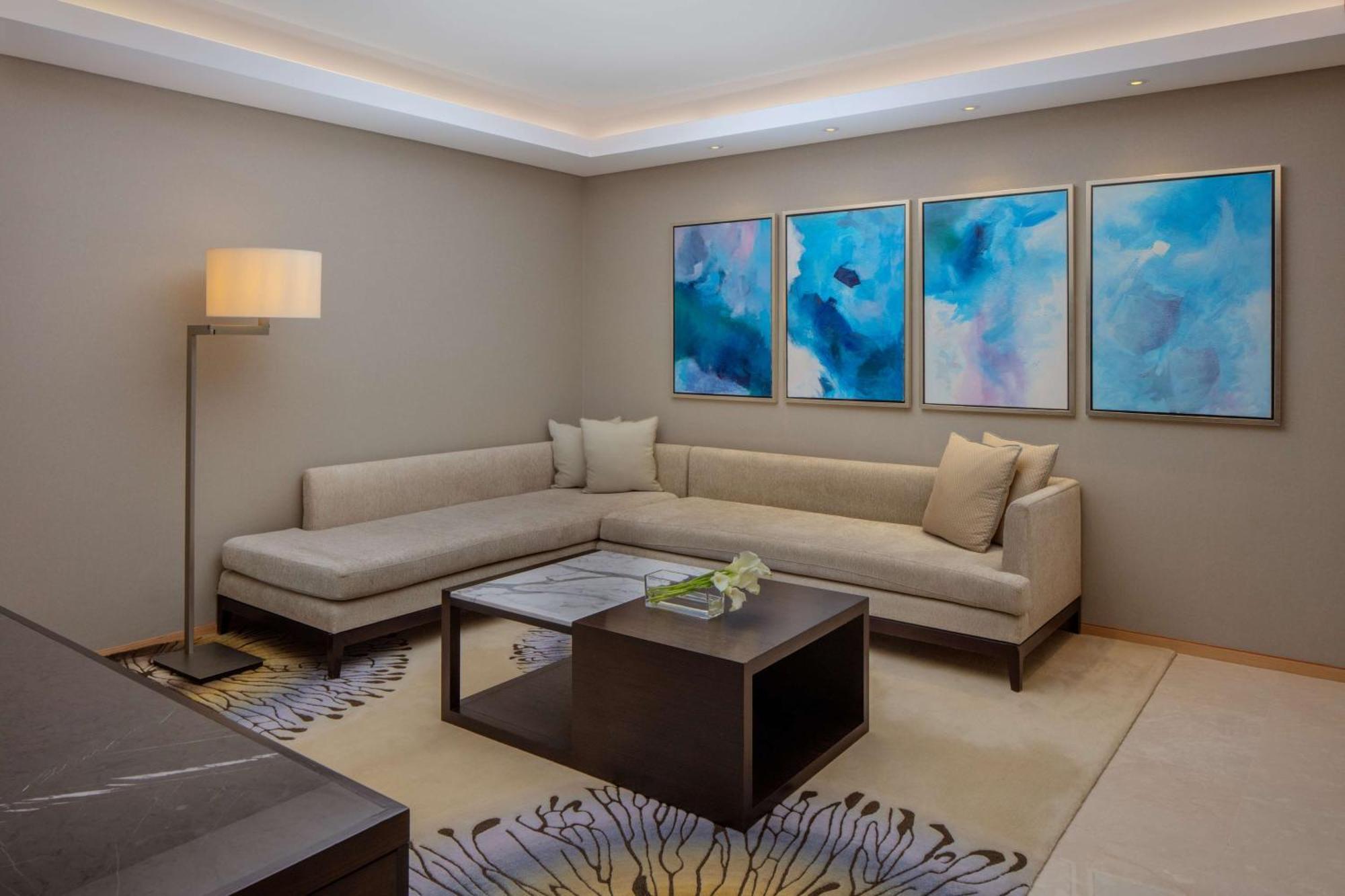 Hyatt Regency Riyadh Olaya Екстериор снимка A living room at the Ritz-Carlton, DIFC