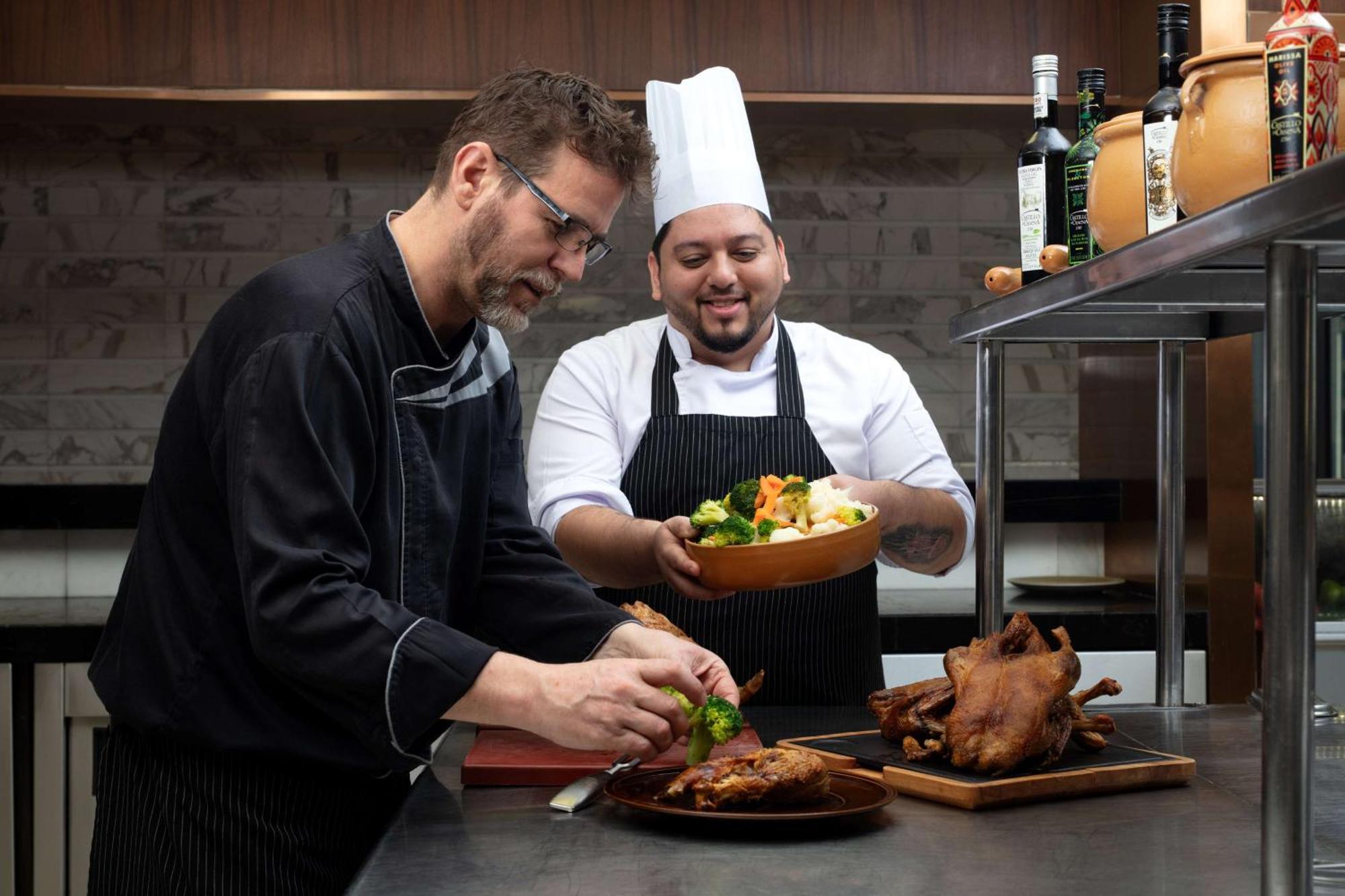 Hyatt Regency Riyadh Olaya Екстериор снимка Chef de cuisine (left) and sous-chef (right)