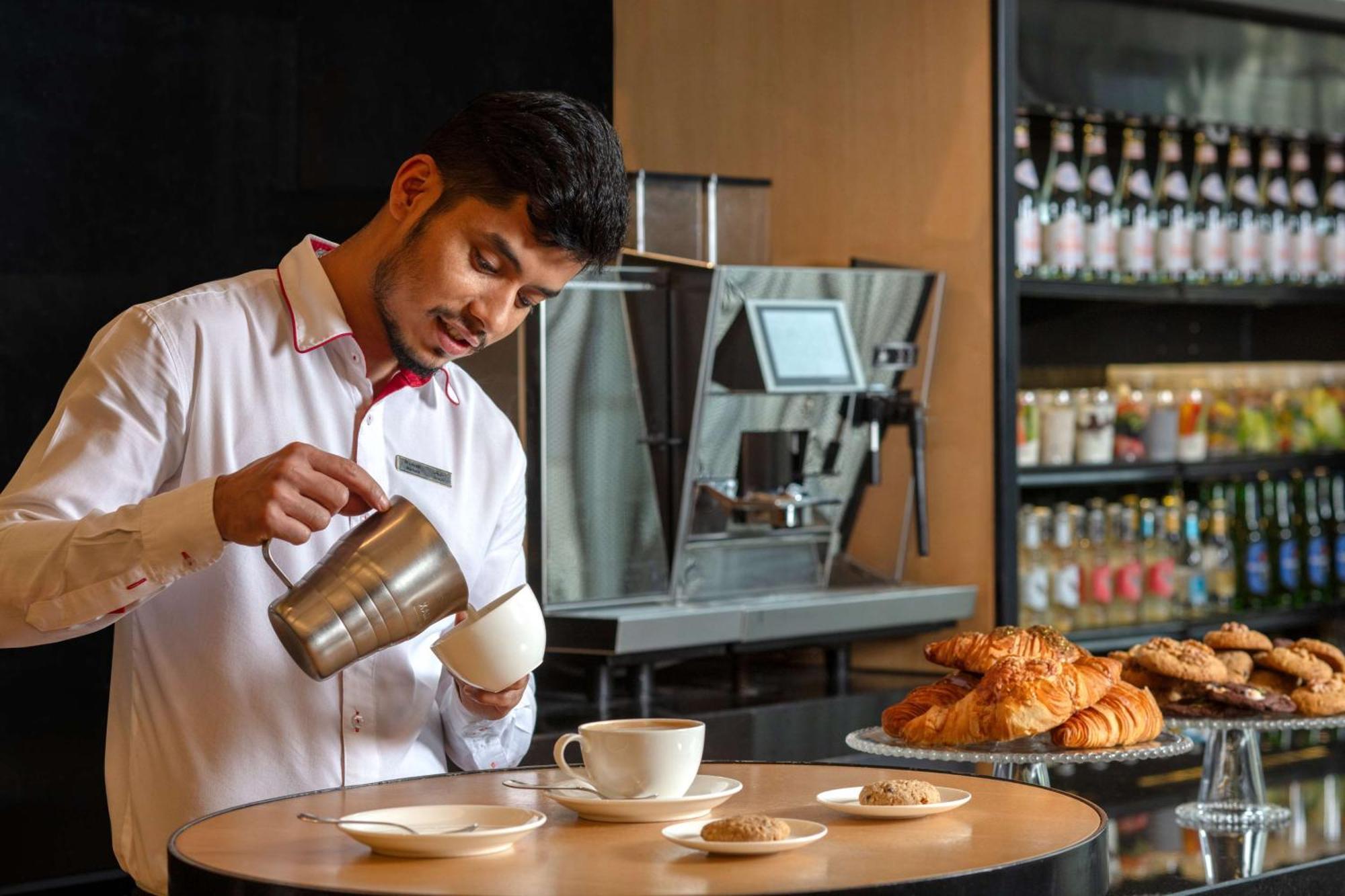 Hyatt Regency Riyadh Olaya Екстериор снимка A barista at work