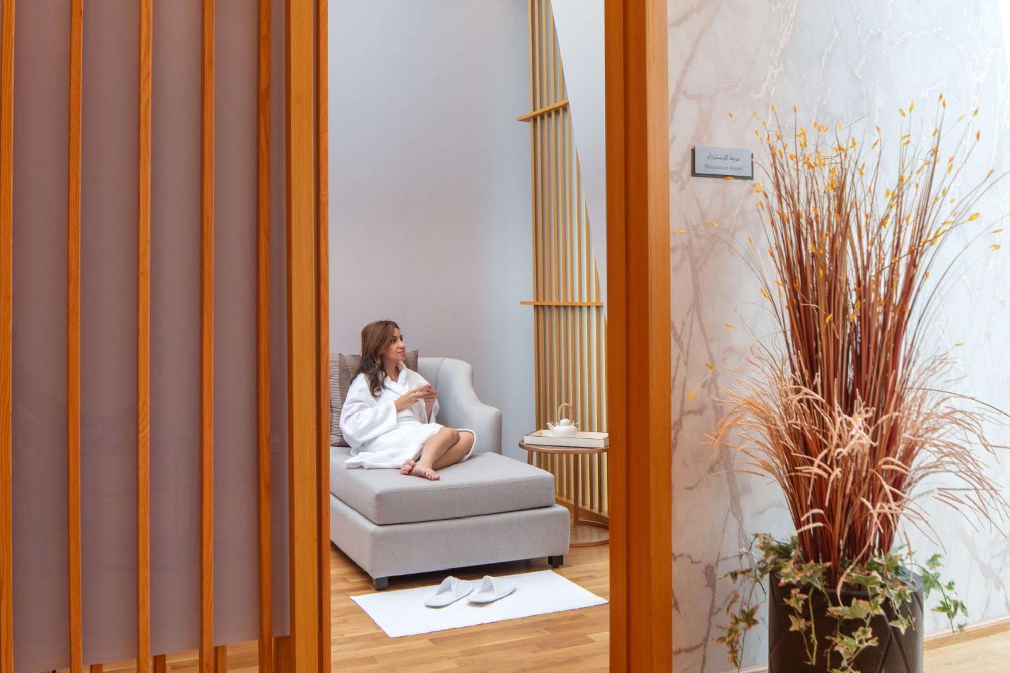Hyatt Regency Riyadh Olaya Екстериор снимка A woman relaxing in a spa