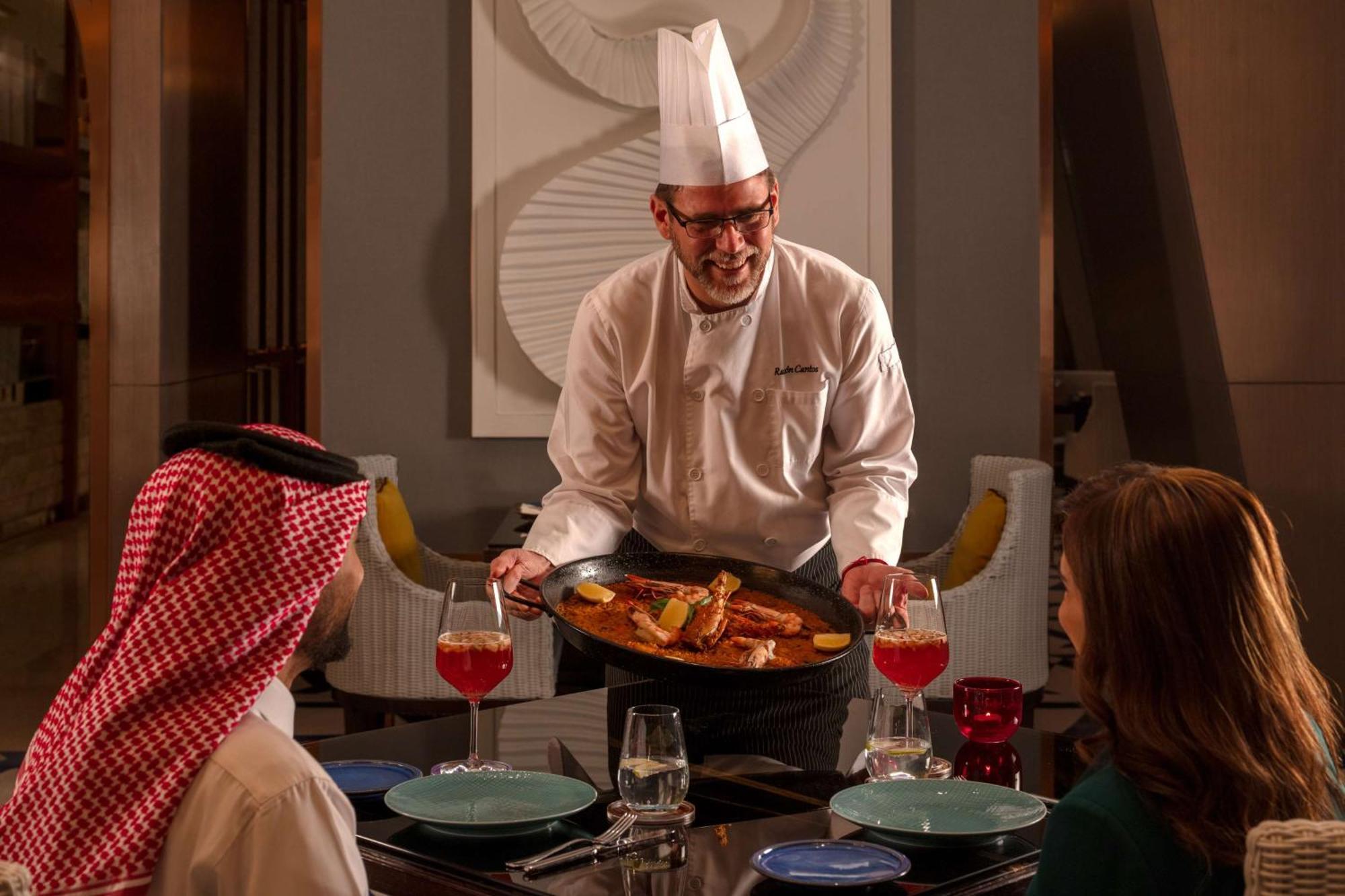 Hyatt Regency Riyadh Olaya Екстериор снимка A chef serving food