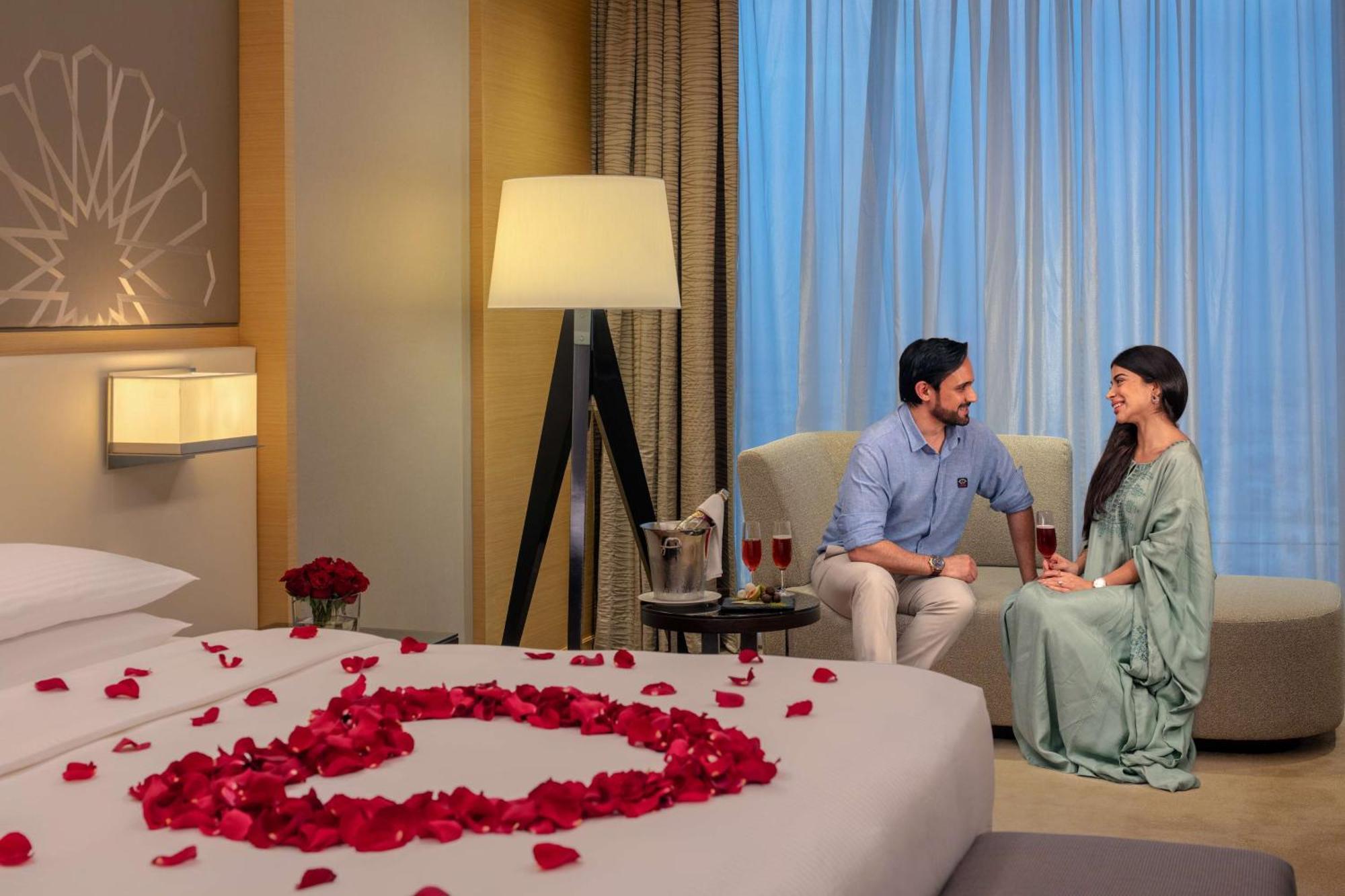 Hyatt Regency Riyadh Olaya Екстериор снимка A couple in a hotel room